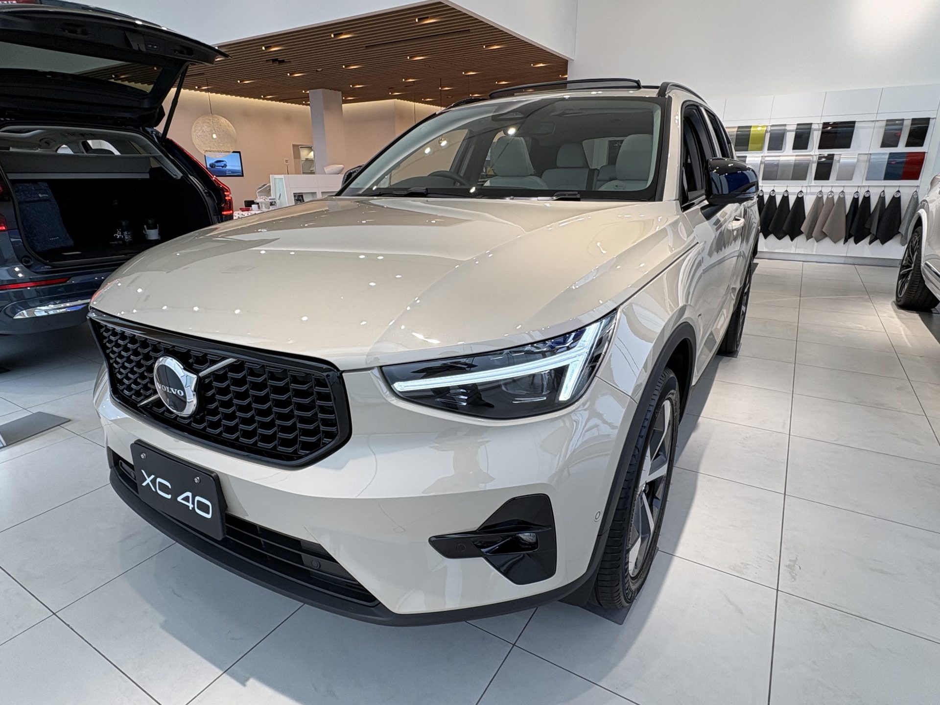 XC40 Ultra B4 AWD Dark Edition “Sand Dune”