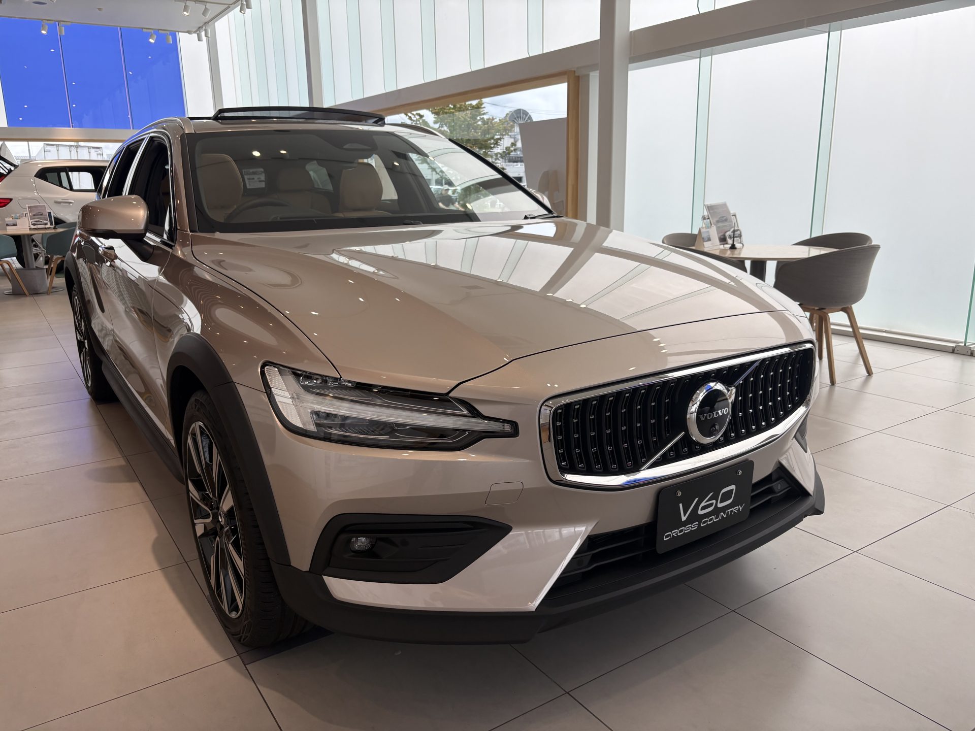展示車を入れ替えました〉 V60 Cross Country Ultra B5 AWD Classic